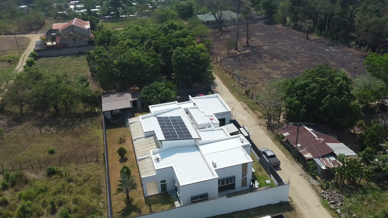Casa moderna con paneles solares en el techo
