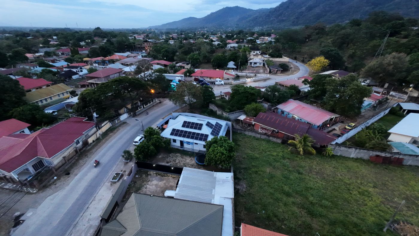 Casa con paneles solares al atardecer