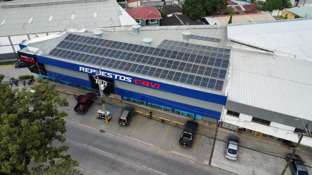 Paneles solares en el techo de un negocio