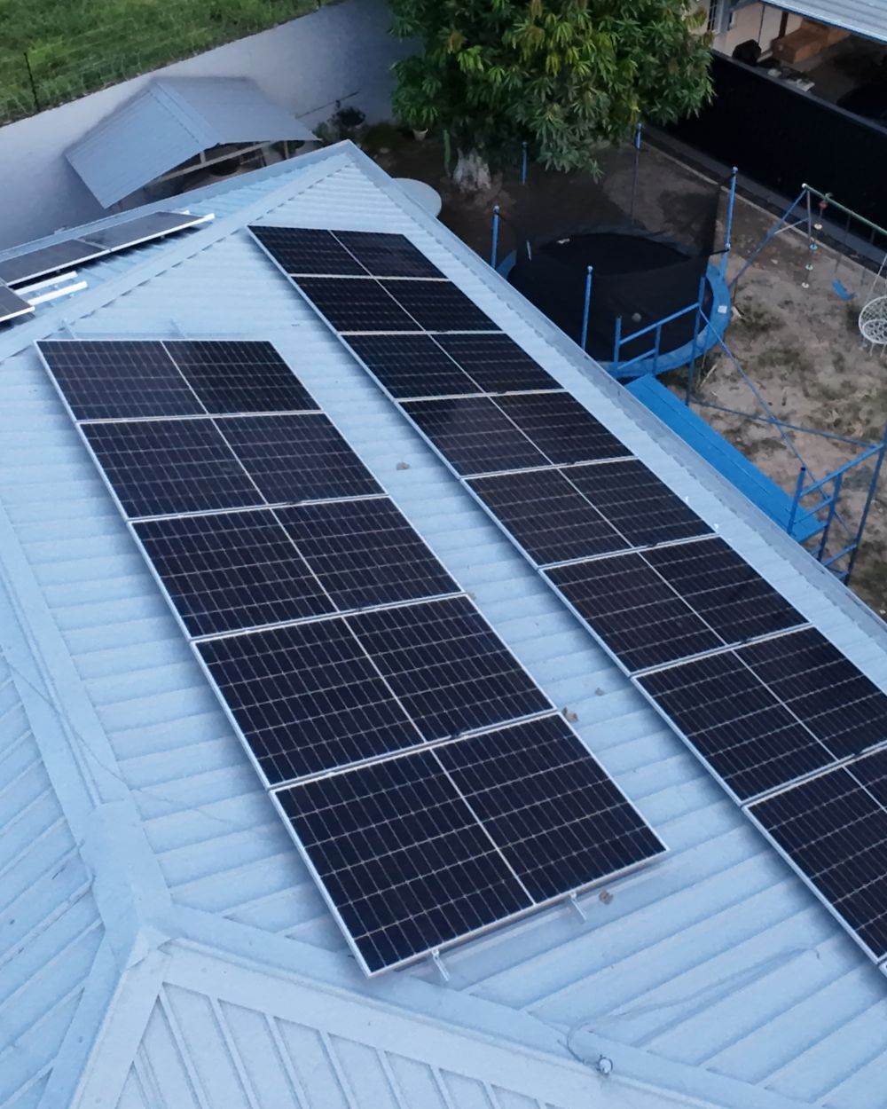 Paneles solares instalados sobre un techo de lámina
