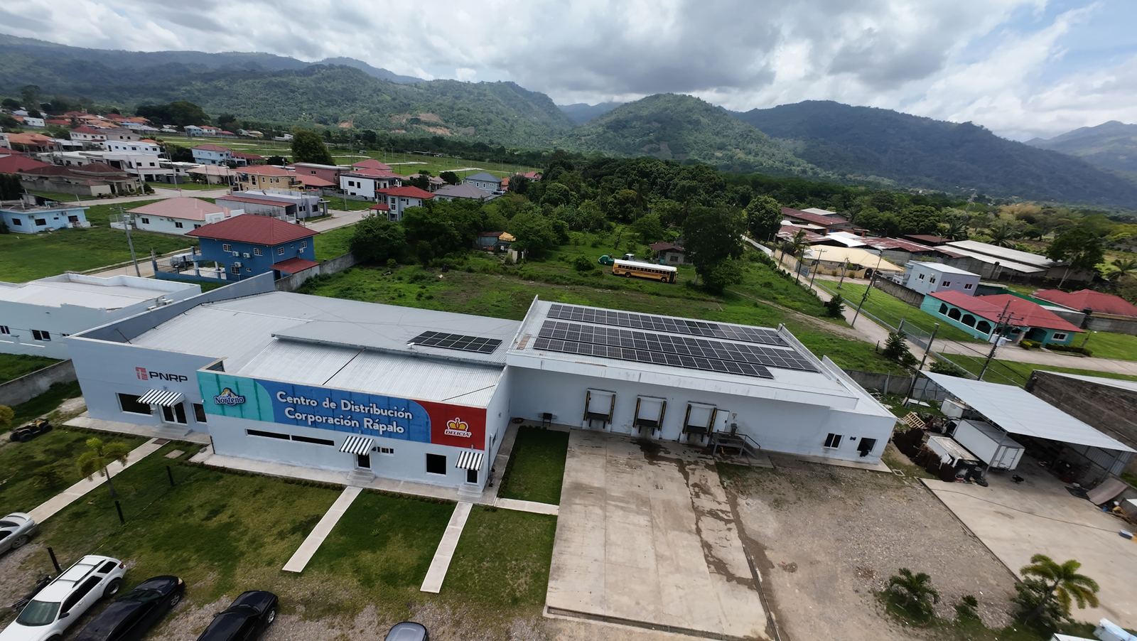 Instalación solar comercial vista desde el dron