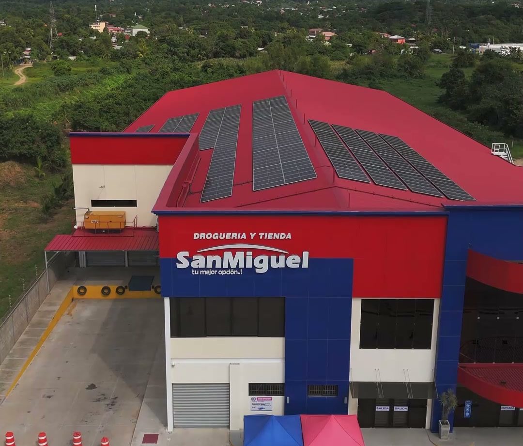 Edificio comercial con paneles solares en el techo, visto desde el dron